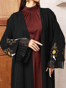Nouveau <span class=keywords><strong>Style</strong></span> Noir Artisan Ouvert Abaya Gaze Manches Bloom Broderie Whisper Élégance Moderne <span class=keywords><strong>Khaleeji</strong></span> Opulence - Product Image 2