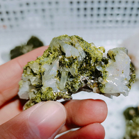 Spécimen minéral d'épidote naturelle, épidote brute et amas de cristaux clairs, amas de quartz du jardin du Sichuan pour la décoration