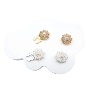 Cubrebotones de camisa de estilo moderno con diamantes incrustados, gemelos de metal con cierre de tortuga, material de hierro - Product Image 5