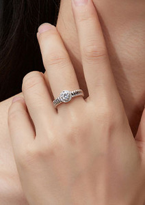Anillo Texturizado de Plata Pura S925 con Incrustaciones de Moissanita, Clásico para Propuesta, Regalo para Novia y Amante - Product Image 6