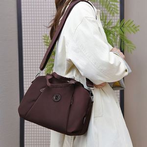 Bolso Tote Pequeño Premium de Moda Nacional para Mujer, Convertible, de Mano y Hombro, con Cremallera, Resistente al Agua, con una Sola Correa para el Trabajo - Product Image 3