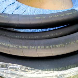 Tuyau <span class=keywords><strong>en</strong></span> caoutchouc hydraulique direct du fabricant 6000 + <span class=keywords><strong>PSI</strong></span> spiralé par un fil d'acier à 6 couches, 3/8 pouces 1 pouce R15 pour l'industrie chimique - Product Image 3