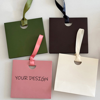 Sac d'emballage en papier cartonné épais de luxe avec logo personnalisé imprimé, poignée à nœud découpée, sac cadeau pour le shopping, emballage commercial