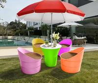 Table de salle à manger extérieure moderne en plastique imperméable avec 4 chaises empilables, facile à transporter pour la maison, le patio, l'hôtel, la plage, les cafés