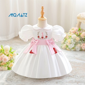 MQATZ Vestito in Raso per Bambina con Maniche Corte e Decorazione a Fragola per Primo Compleanno - Product Image 1