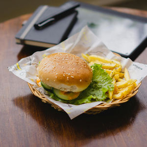 Emballages pour hamburgers en papier imperméable et résistant à la graisse, revêtus de PE vierge, en vrac, pour la restauration rapide - Product Image 1