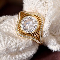 Bague en or massif 18 carats Hailey Style avec diamant certifié IGI de 3,7 carats, motif ajouré Art Déco, collection Baroness Estate Banquet, faite à la main