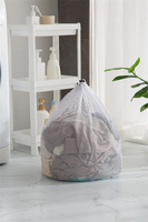 Filet de lavage en polyester à mailles larges pour machine à laver, idéal pour les vêtements sales, soutiens-gorge, chaussettes, sous-vêtements et chaussures.