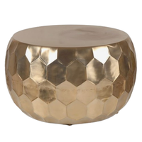 Table basse de luxe en métal massif poli, design moderne et classique, plaqué or, avec motifs en relief, pour salon.