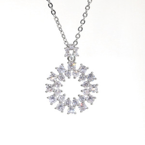 Collar con Colgante de Corona Minimalista para Mujer, Collar con Dije Redondo Incrustado Brillante, Joyería de Moda en Tono Plateado, Regalo - Product Image 1