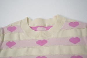 Automne mignon <span class=keywords><strong>pull</strong></span> tricoté pour col rond avec conception jacquard d'<span class=keywords><strong>amour</strong></span> rayé et logo arrière motif de dessin animé Style doux - Product Image 5