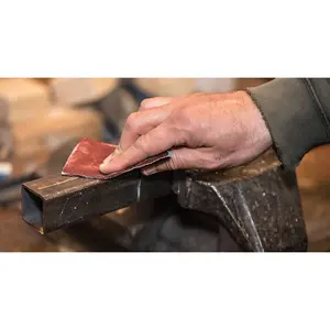 Truper 25 Unidades Juego De Lijas De Esmeril Rojas Grano 36 De Óxido De Aluminio Para Carpintería Y Madera - Product Image 2