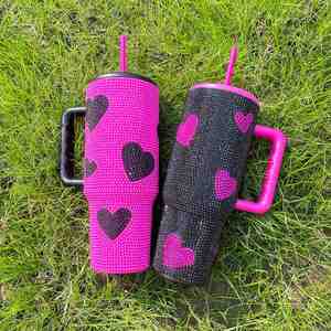 Vaso Térmico de Acero Inoxidable de 40oz con Asa, Diseño de Corazón Rosa Intenso y Negro, Adornado con Diamantes de Imitación y Pedrería, para Café y Viajes - Product Image 2