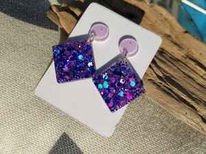 Boucles d'oreilles modernes en résine, légères, design artisanal, parfaites pour la mode quotidienne et les occasions spéciales, élégantes et faites à la main - Product Image 2