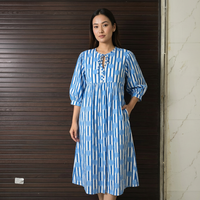 Robe Club en Coton Rayée Bleue et Blanche à Imprimé Soleil, Longueur Genou, Coupe Évasée, avec Poches et Manches Courtes, Taille Cintrée