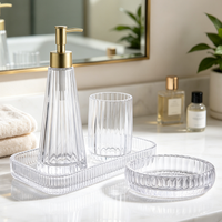 Ensemble de salle de bain de luxe personnalisable en verre cannelé ambré, quatre pièces : distributeur de savon liquide, pompe dorée, gobelet, porte-savon, plateau, décoration intérieure