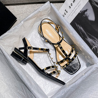 Sandales d'été 2026 à talon bas pour femmes, avec rivets et ruban fin, style coréen tendance, grandes tailles, à porter comme des chaussons