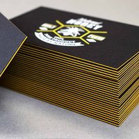 Cartes de visite professionnelles 700g en carton noir avec cœur coloré, bords colorés personnalisés, gaufrage à chaud blanc, rouge, bleu, vert, orange
