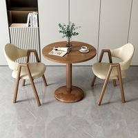 Table basse et chaise modernes et simples pour petit appartement, idéales pour balcon