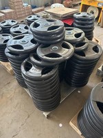 Plaques de poids 2.5kg à 25kg en caoutchouc antidérapant Conception en fonte à trois trous Accessoires de fitness portables pour salle de sport Service OEM/ODM