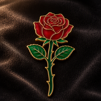 Broche personnalisée en émail doux plaqué or, motif rose antique et feuilles, avec tige, pour pochette promotionnelle OEM à motif floral et papillon