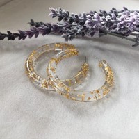 Vente en gros personnalisée de boucles d'oreilles en forme de cercle en forme de flocon d'or lucite et de fleur incrustée de résine/boucles d'oreilles cerclées confettis à paillettes transparentes avec point d'or