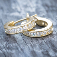 CAOSHI Nouveaux Boucles d'Oreilles Créoles Dorées Tendance pour Femmes et Hommes, Boucles d'Oreilles Brillantes en Cristal Transparent, Magnifiques Boucles d'Oreilles Créoles de Luxe Unisexe 2025