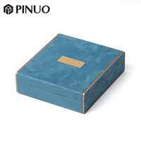 PINUO Luxus-Schmuckgeschenkbox Blaue Wildleder-Schmuckbox im Buchstil mit Roségold-Metallkante Fünf Ringfächer Präsentationstablett Individuell Anpassbar