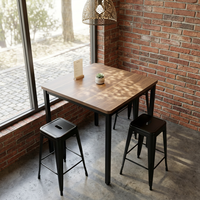 Ensemble de table à manger industrielle moderne avec chaises à accoudoirs, structure en fer et plateau en bois pour utilisation en extérieur dans les restaurants