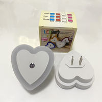 Lampe de nuit à commande lumineuse en forme de cœur pour enfant, lumières LED intelligentes, capteur intelligent, lumière du crépuscule à l'aube avec prise