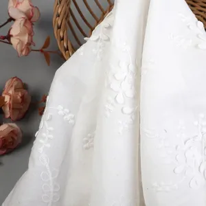 Tecido bordado branco de algodão 3D pesado para vestido com desenho de flores personalizado por atacado