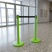 Poteau de guidage rétractable vert vif avec barrière de file d'attente en métal pour le contrôle des foules dans les centres commerciaux, aéroports, hôtels et événements