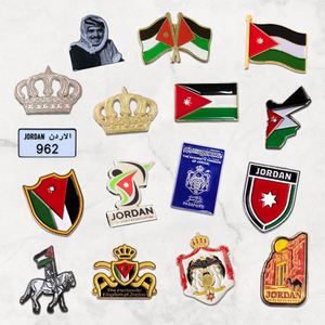 Badges professionnels personnalisés en alliage de zinc émaillé, imprimés UV, avec logo en relief et épingles magnétiques, technique de moulage métallique - Product Image 2