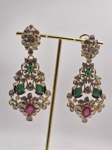 Parures de bijoux : Boucles d'oreilles Kundan ornées de pierres rubis rouge vif et de touches vert émeraude – Prix de gros - Product Image 3