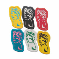 Personnalisez des patchs et des étiquettes brodés de petite taille avec un dos adhésif dans diverses couleurs