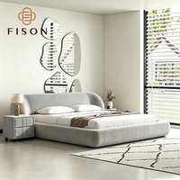 Ensemble de chambre à coucher moderne et minimaliste, lit king size, cadre en bois, tête de lit en tissu bouclé, grand lit pour hôtel ou villa