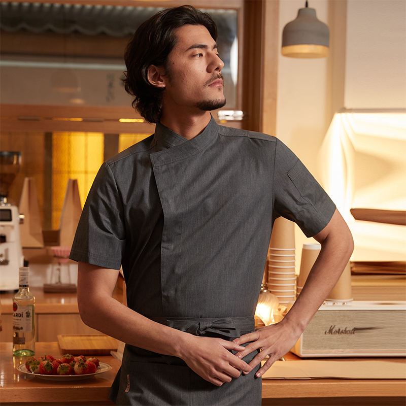 เสื้อสีเทาแขนสั้น