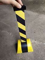 Barrière de guidage murale rétractable avec bande de signalisation noire et jaune pour la gestion des files d'attente et la régulation du trafic