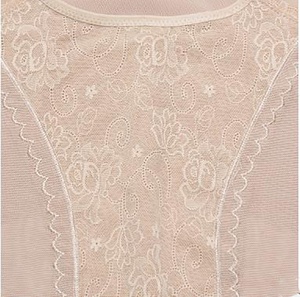 La femme en plastique maigrichonne les sous - vêtements. - Product Image 3