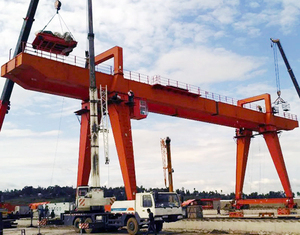 Grue semi-portique triphasée motorisée à faible hauteur de levage avec alimentation sur mesure pour le manutention de ferraille et aimant de recyclage - Product Image 2