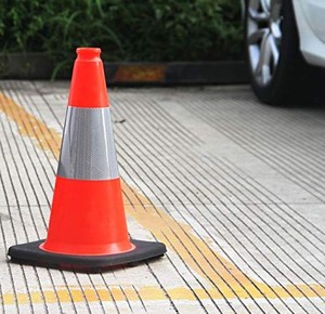กรวยจราจรพลาสติก PVC สีส้มพร้อมฐานถ่วงน้ำหนักสีดำและแถบสะท้อนแสงสำหรับลานจอดรถ - Product Image 5
