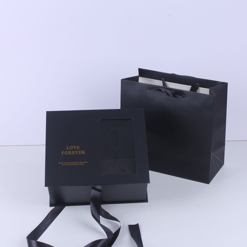Boîte d'emballage noire avec sac à main