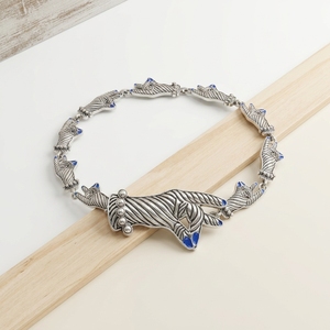 Nouvelle broche élégante style geste de la main avec émail bleu et détails en perles, épinglette de bijoux pour société de sororité - Product Image 3
