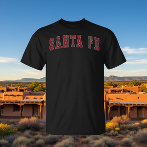 T-shirt con testo rosso in stile college, souvenir di Santa Fe, New Mexico - Product Image 3