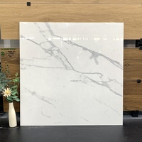 Carreaux de sol en porcelaine effet marbre blanc brillant 600x600mm de Chine, finition polie et émaillée pour salle de bain et mur intérieur