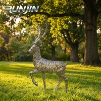 Grande sculpture de cerf moderne grandeur nature, forgée à la main, avec motif floral ajouré, finition miroir 8K, pour jardin extérieur