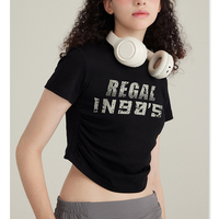 T-shirt court d'été Y2K pour femme, avec logo personnalisé imprimé, ourlet incurvé, longueur au-dessus du ventre, style vintage, avec plis latéraux