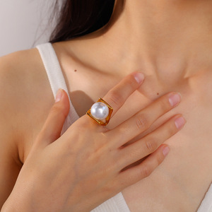 แหวนมุกชุบทองสแตนเลส ดีไซน์ทรงเรขาคณิตสำหรับผู้หญิงสวมใส่ทุกวัน - Product Image 4