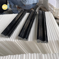Plinthe, moulure et corniche en marbre noir Nero Marquina