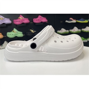 Cro New Cross LeWei Sabots en <span class=keywords><strong>EVA</strong></span> anti-odeur, à semelle épaisse, légers et confortables, pour la plage et le jardin - Product Image 3